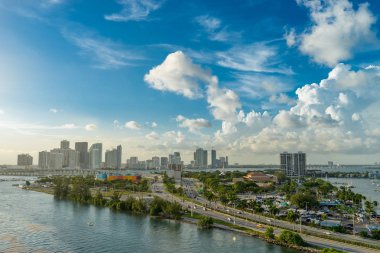 Kuş uçuş akşam Miami görünümünde. ABD