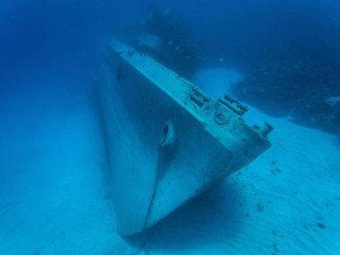 Bir büyük batık terk edilmiş gemi berrak suda 30 metre derinlikte. Grand Cayman