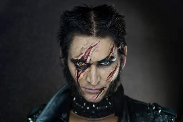 Maquiagem Profissional Lobisomem Wolverine Com Cicatrizes Olho Laranja — Fotografia de Stock