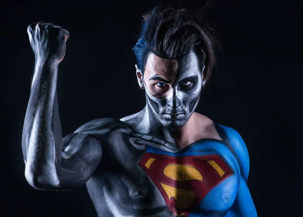 Yapmak-ua mavi ve beyaz lens ve bir robot gibi yarım bir bölümü ile çelik olumlu kahraman.