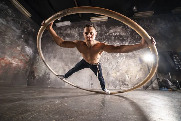 Sterke Circus Performer Spinnen Een Cyr Wiel — Stockfoto