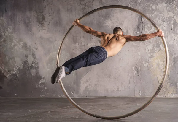 Sterke Circus Performer Spinnen Het Wiel Cyr — Stockfoto