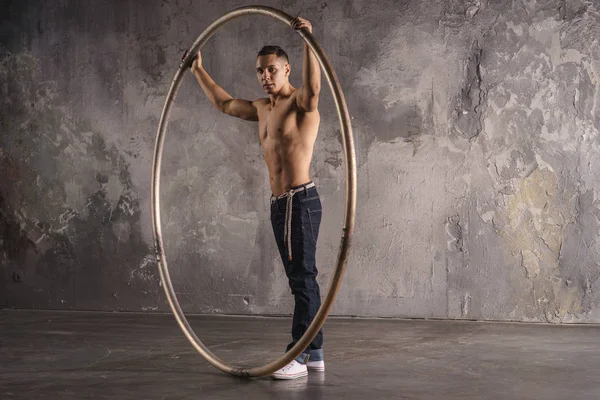 Circus Artist Het Wiel Van Cyr Met Sterke Spieren — Stockfoto