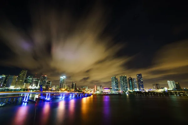 Miami City Skyline Panorama Skymningen Med Urban Skyskrapor Och Bro — Stockfoto