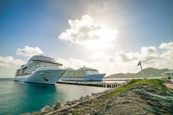 Twee Enorme Cruiseschepen Staan Poort Van Philipsburg Sint Maarten — Stockfoto