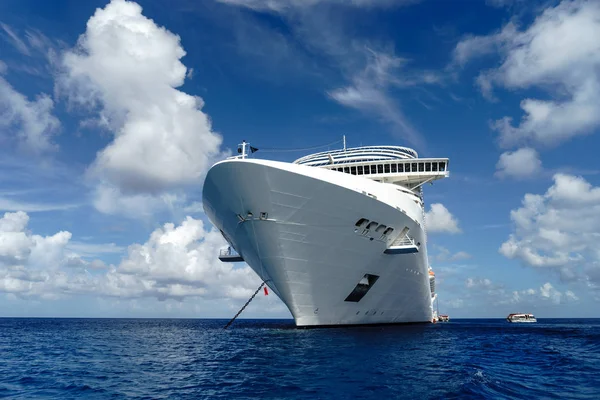 Cruiseschip Kristal Blauwe Water Met Blauwe Lucht — Stockfoto