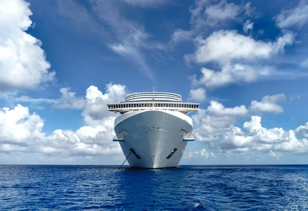 Cruiseschip Kristal Blauwe Water Met Blauwe Lucht — Stockfoto