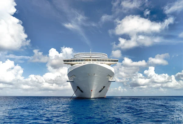 Cruiseschip Kristal Blauwe Water Met Blauwe Lucht — Stockfoto