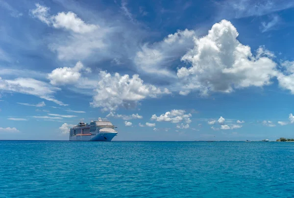 Statek Wycieczkowy Krystalicznie Czyste Błękitne Wody Piękne Chmury — Zdjęcie stockowe