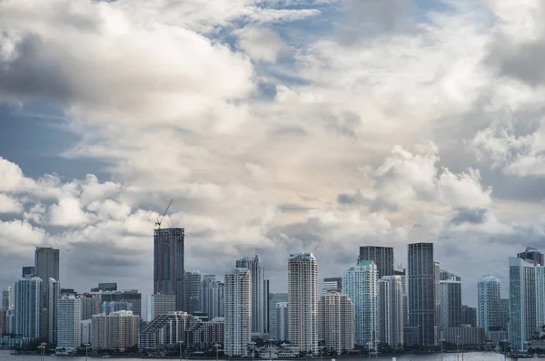 Miami Şehir Merkezinde Birçok Yüksek Binalar Gökyüzüne Karşı — Stok fotoğraf