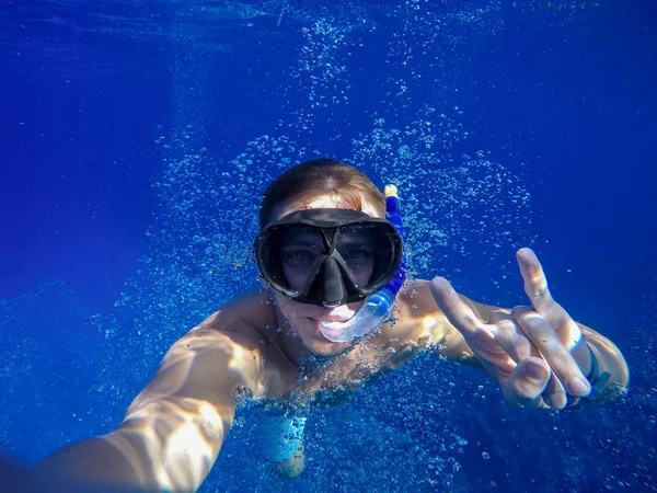 Izzó Egy Csomó Izom Úszó Víz Alatti Nagylátószögű Selfie — Stock Fotó