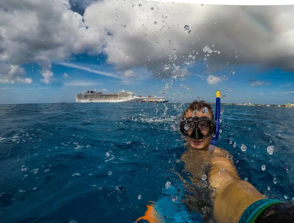 iki yolcu gemilerine yakınındaki Freediver kristal mavi Karayip Denizi bir selfie yapmak