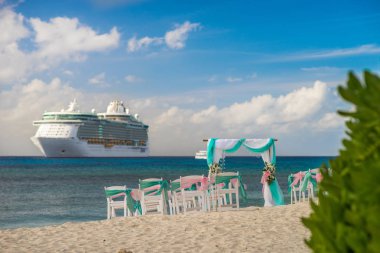 Manzara arka planda bir cruise gemisi ile sahilde düğün için