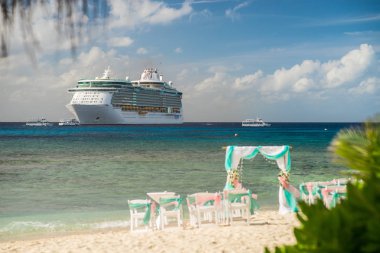 Manzara arka planda bir cruise gemisi ile sahilde düğün için