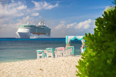 Manzara arka planda bir cruise gemisi ile sahilde düğün için