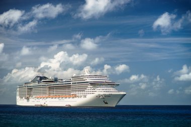 Cruise gemi mavi gökyüzü ile kristal mavi su