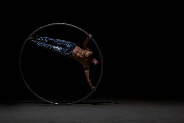 Muskulös Cirkusartist Cyr Wheel Svart Bakgrund — Stockfoto