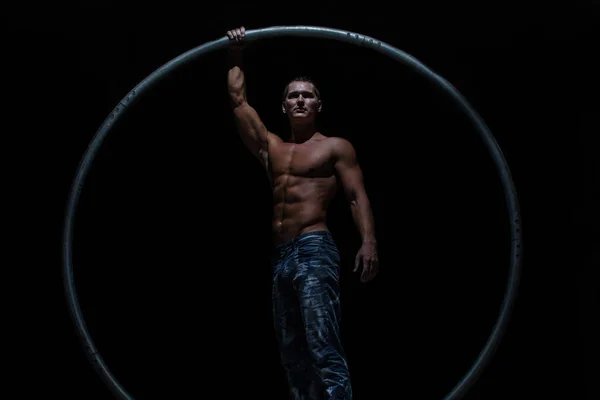 Artista Circo Muscular Uma Roda Cyr Fundo Preto — Fotografia de Stock