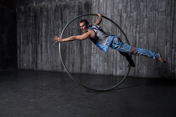 Artist Circ Muscular Într Roată Cyr Fundal Negru — Fotografie, imagine de stoc