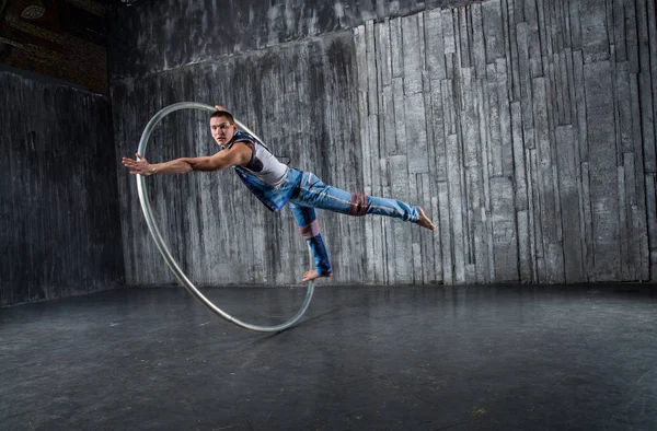 Artista Circo Muscular Una Rueda Circo Sobre Fondo Negro — Foto de Stock