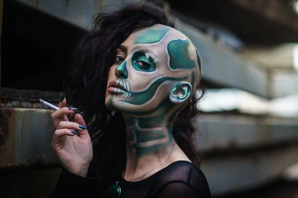 Mujer Yang Con Maquillaje Cráneo Verde Para Halloween Fumar Cigarrillo — Foto de Stock