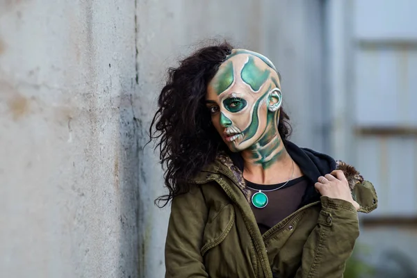Mujer Joven Con Maquillaje Cráneo Verde Para Halloween — Foto de Stock