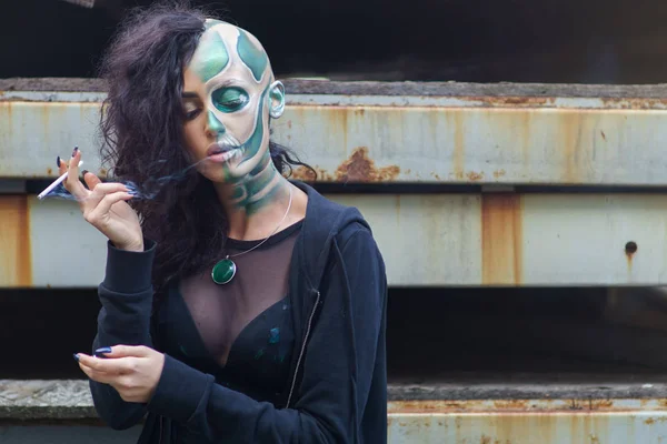Mujer Joven Con Maquillaje Cráneo Verde Para Halloween Fumar Cigarrillo — Foto de Stock