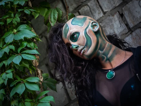 Jeune Femme Avec Maquillage Crâne Vert Pour Halloween Entouré Feuilles — Photo