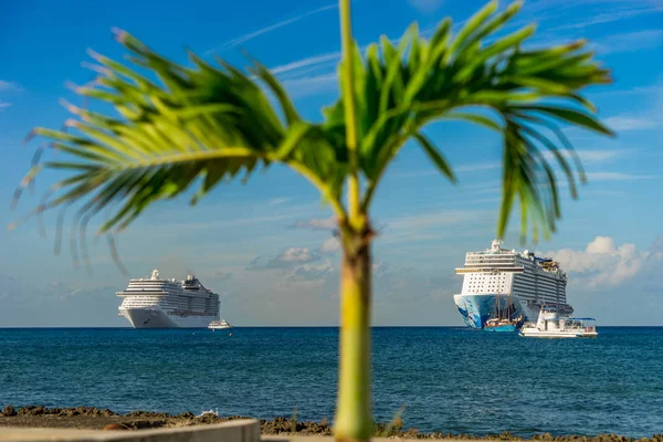 Deux Paquebots Croisière Eau Cristalline Bleue Avec Petit Avant Plan — Photo