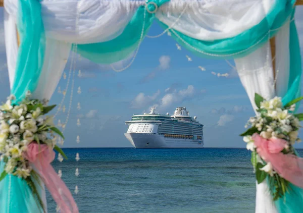 Decor Voor Een Bruiloft Het Strand Met Een Cruise Liner — Stockfoto
