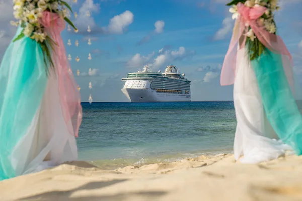 Decor Voor Een Bruiloft Het Strand Met Een Cruise Liner — Stockfoto