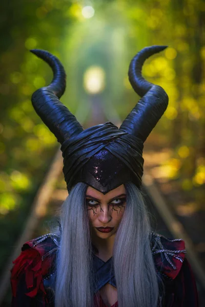 Terrible Femme Avec Cornes Maquillage Incroyable Dans Tunnel Forêt Avec — Photo