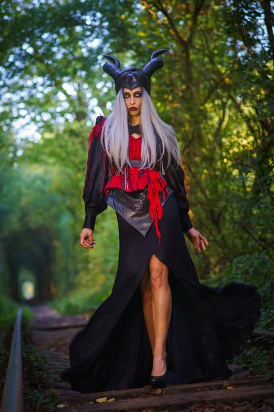 Terrible Femme Avec Cornes Noires Robe Noire Argent Hai Andr — Photo
