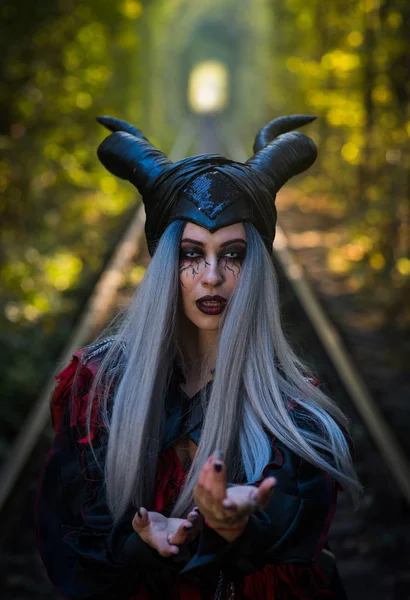 Terrible Femme Avec Cornes Maquillage Incroyable Dans Tunnel Forêt Avec — Photo