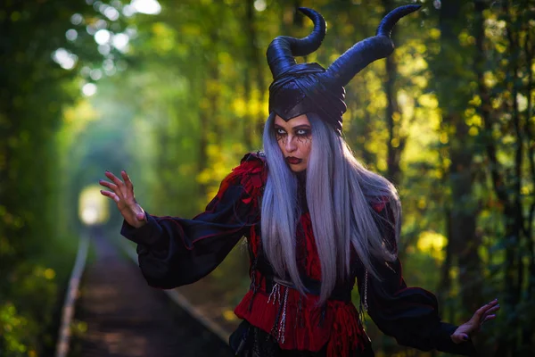 Terrible Femme Avec Cornes Maquillage Incroyable Dans Tunnel Forêt Avec — Photo