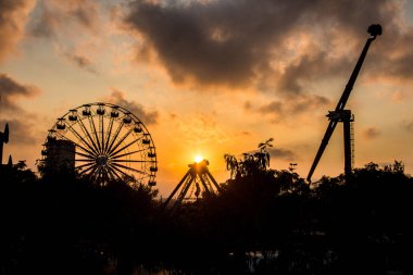 Lunapark akşam ufuk alacakaranlıkta çerçevede Panoraması.