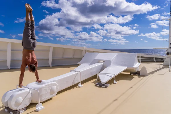Μυώδης Άνδρας Στέκεται Στο Τεράστιο Άγκυρα Στην Πλώρη Του Κρουαζιερόπλοιου — Φωτογραφία Αρχείου