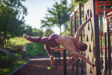 Kaslı adam sokakta bayrak yapma. Sokak egzersiz.