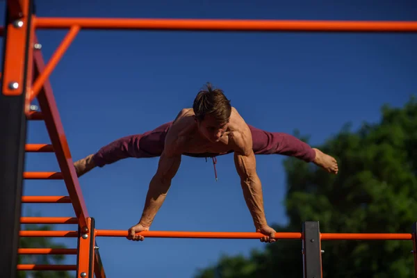 Muscular Man Making Planche Street Street Workout — Stock Photo, Image