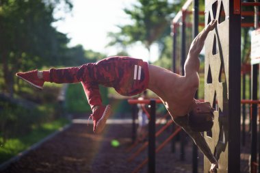 Kaslı adam sokakta bayrak yapma. Sokak egzersiz.