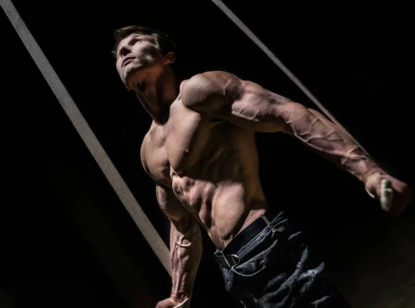 Hava askıları elinde tutan ve ararken kas Sirk sanatçısı