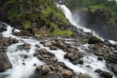 güzel bir şelale içinde Norveç Fiyordları