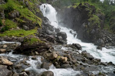 güzel bir şelale içinde Norveç Fiyordları