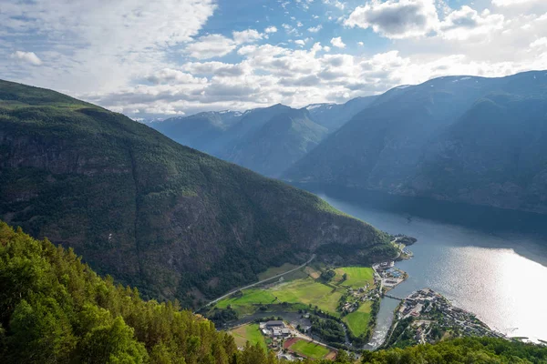Mooie fjord in Noorwegen. Uitzicht vanaf de top — Stockfoto