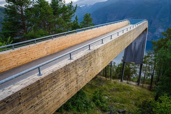 Ponto de vista Stegastein no Aurlandsfjorden. Aurlandsvegen, Sogn og Fjordane, Noruega — Fotografia de Stock