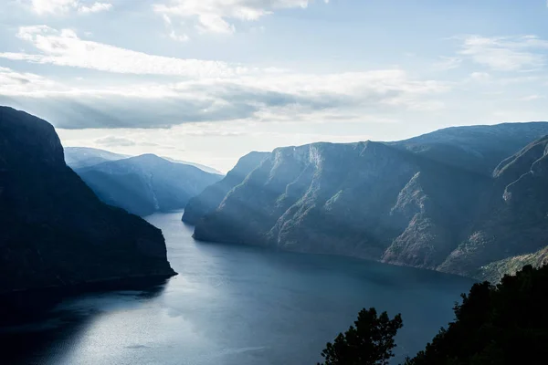 Mooie fjord in Noorwegen. Uitzicht vanaf de top — Stockfoto