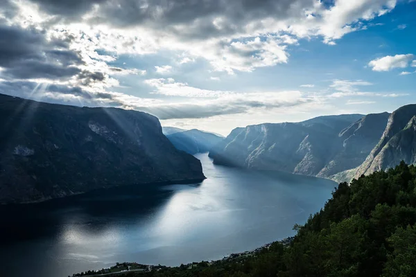 Mooie fjord in Noorwegen. Uitzicht vanaf de top — Stockfoto