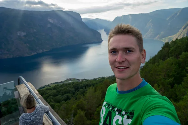 Юного мандрівника, беручи selfie на вершині з красивою фіорд на фоні в Норвегії — стокове фото