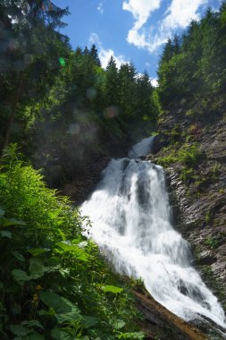 güzel bir şelale içinde Norveç Fiyordları
