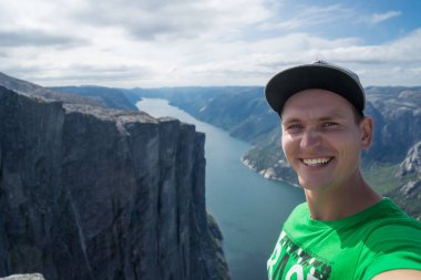 Norveç'te arka plan üzerinde güzel fiyort ile üst selfie alarak genç gezgin